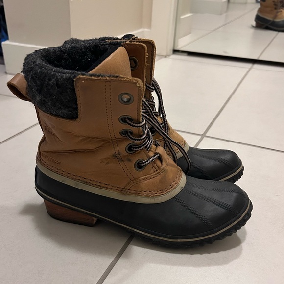 EUC Sorel waterproof boots. Size 6.5 - Picture 1 of 5